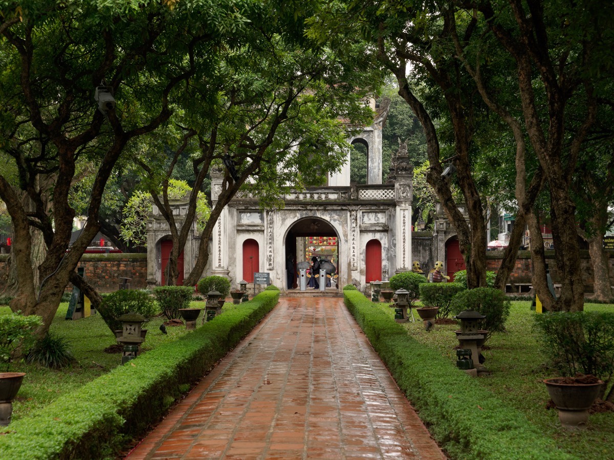 Laluan masuk berpokok ke Kuil Sastera di Hanoi