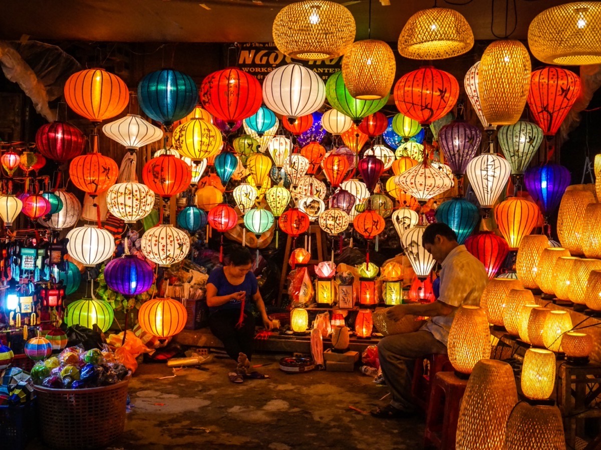 Tanglung berwarna-warni digantung di sebuah bengkel di Hoi An
